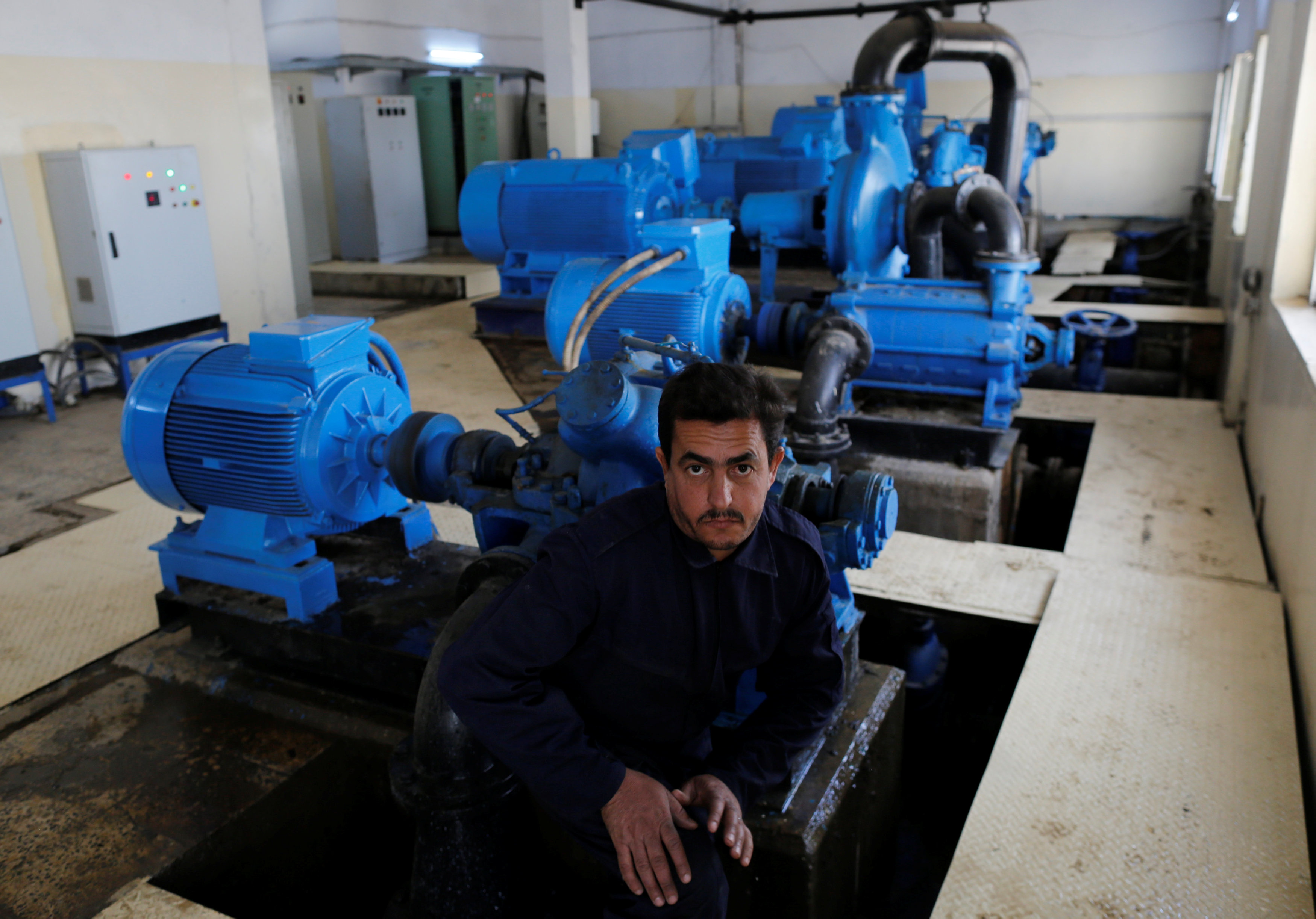 iraqis dig for water in battle wracked mosul