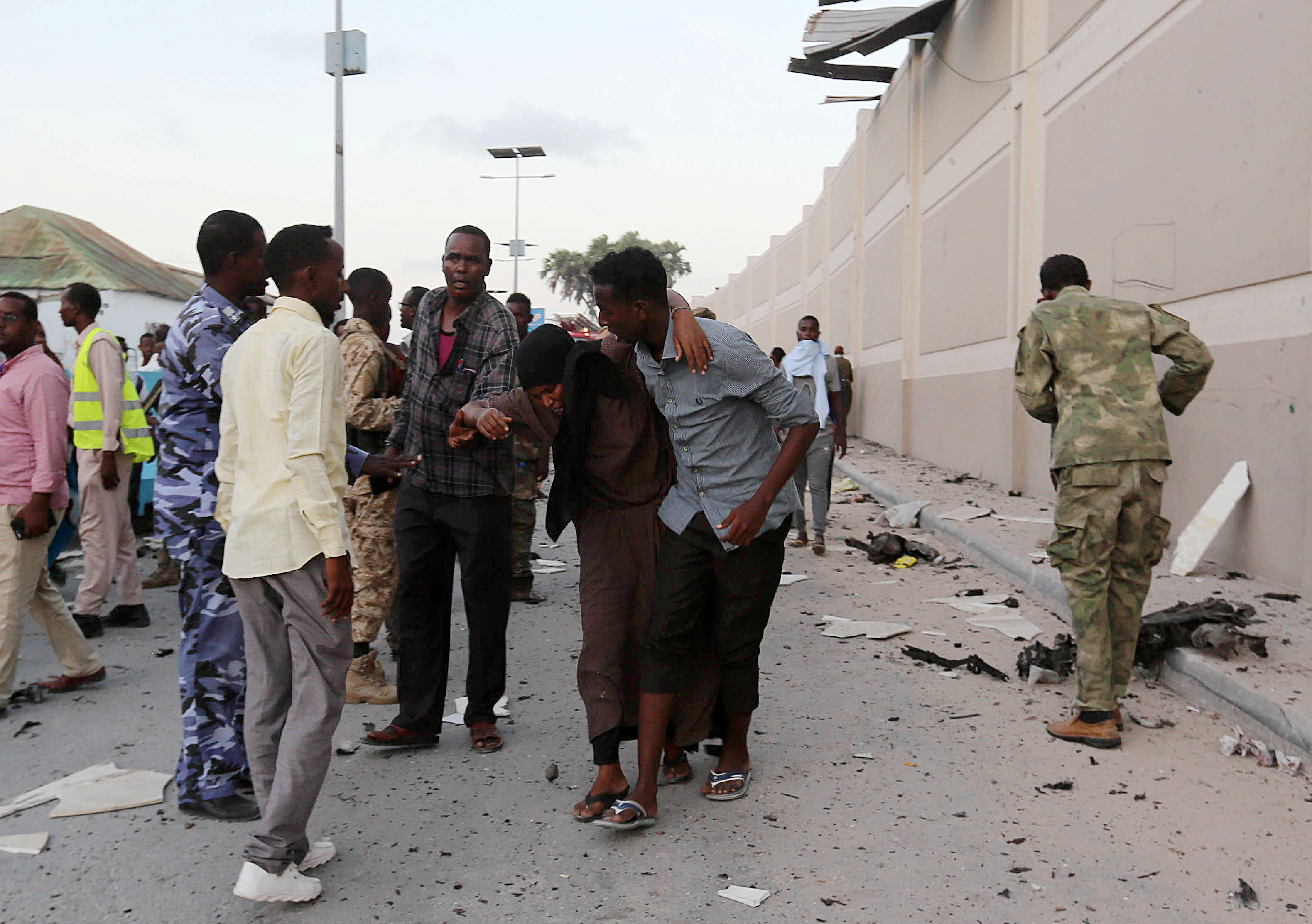 five killed  six injured in somalia bomb attack