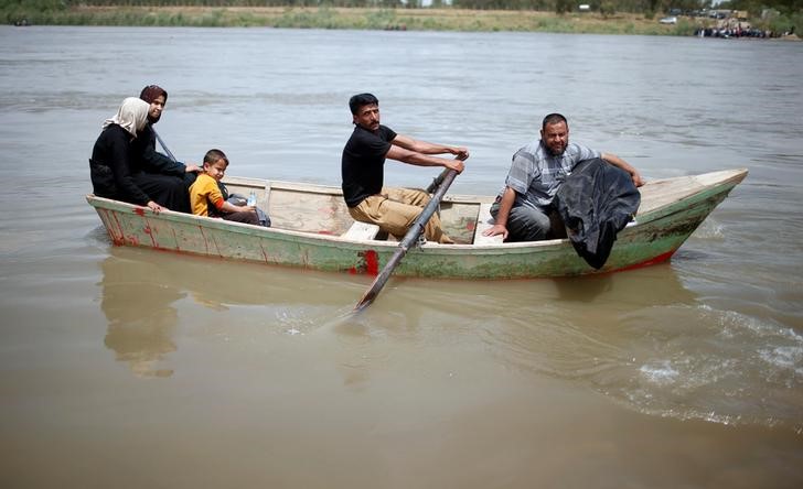 flooding forces mosul families to flee war in rickety fishing boats