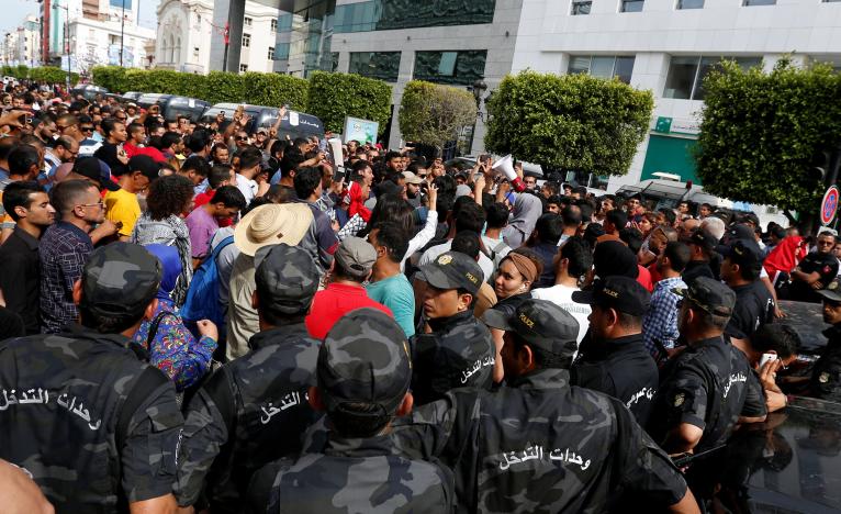 tunisian forces clash with protesters
