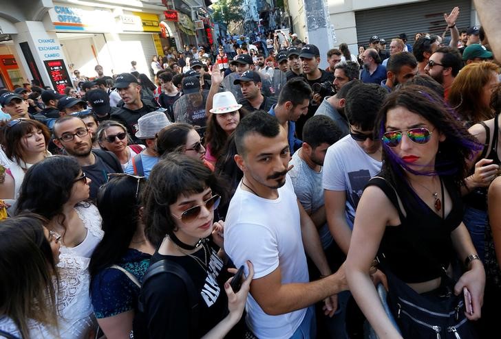 istanbul police uses force to enforce ban on lgbt pride march