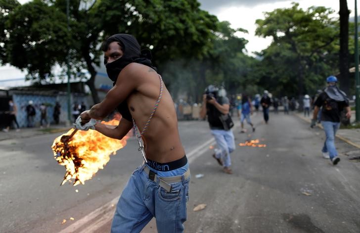 violence in venezuela continues as opposition calls new strike