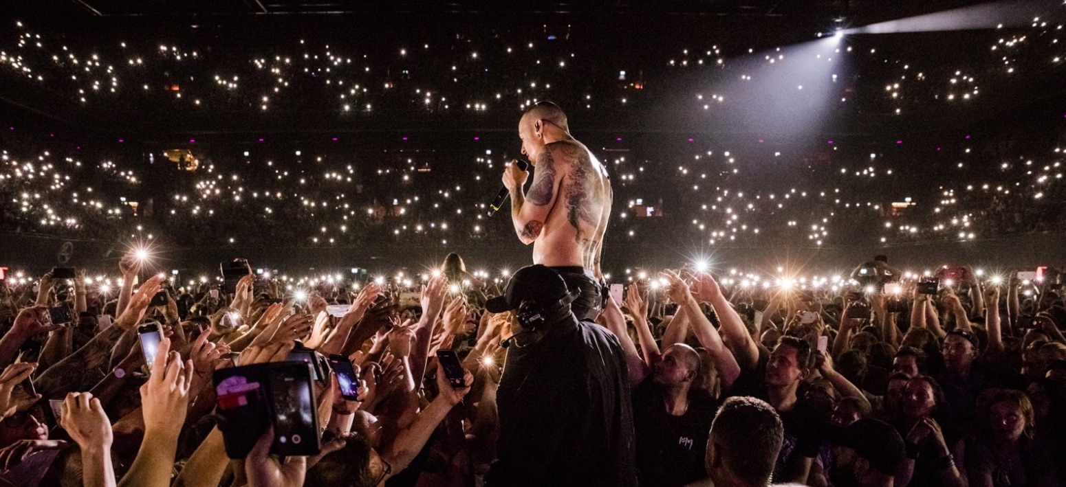 linkin park lead singer chester bennington dies in suspected suicide