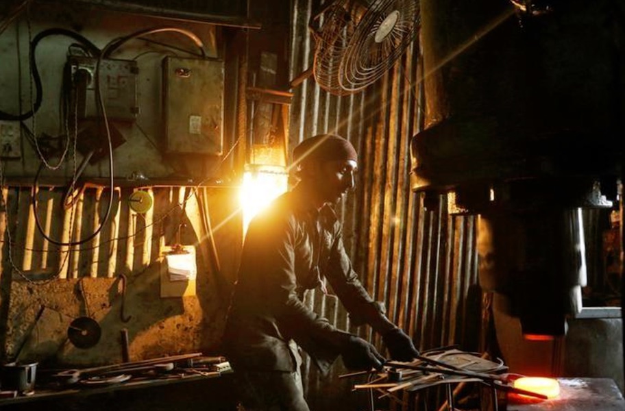 after demonetisation took away 1 5 million jobs  73  manufacturers say no hires for 3 months