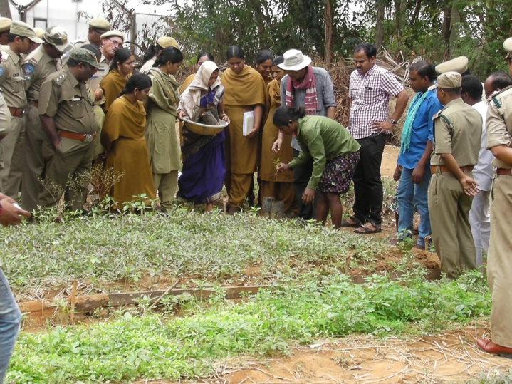 Technical points explained to the forest department staff. Credit: Madhu Ramnath