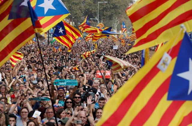 spain sacks catalan government after independence declaration