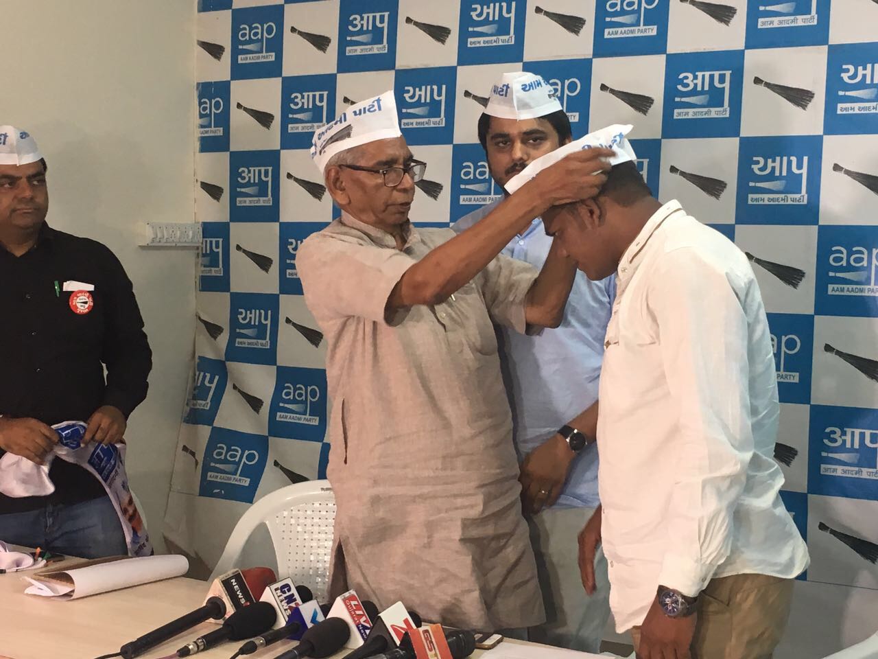 dalit leader rakesh maheria joins aap  will contest gujarat assembly elections