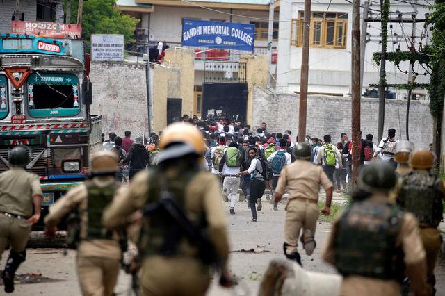 Stone pelters clash with police during disturbances in Srinagar, Kashmir, India May 17, 2017. Credit: Reuters/Cathal McNaughton