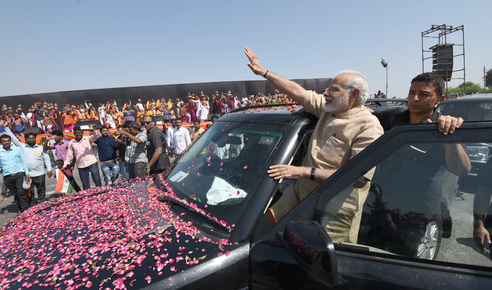 Prime Minister Narendra Modi greeting people in Vadnagar, Gujarat on October 08, 2017. Credit: PIB