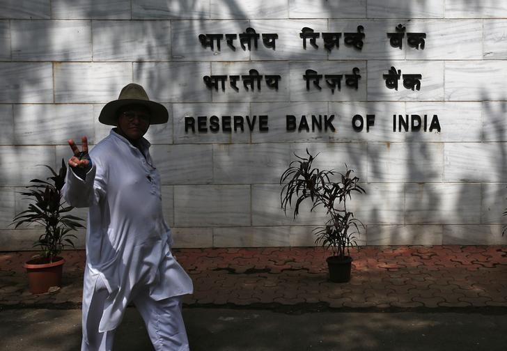 A man reacts to the camera as he walks past the Reserve Bank of India (RBI) headquarters in Mumbai, India, August 2, 2017. Credit: Reuters/Shailesh Andrade