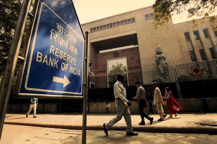 People walk past the Reserve Bank of India (RBI) building in New Delhi, India. Picture taken March 2, 2016. Credit: Reuters/Anindito Mukherjee