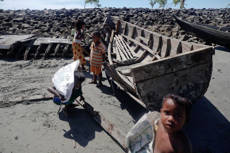 bangladeshi destroys 20 boats ferrying rohingya muslims fleeing myanmar