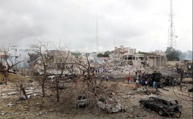 Somali government forces and civilians gather at the scene of an explosion in KM4 street in the Hodan district of Mogadishu, Somalia October 15, 2017. Credit: Reuters