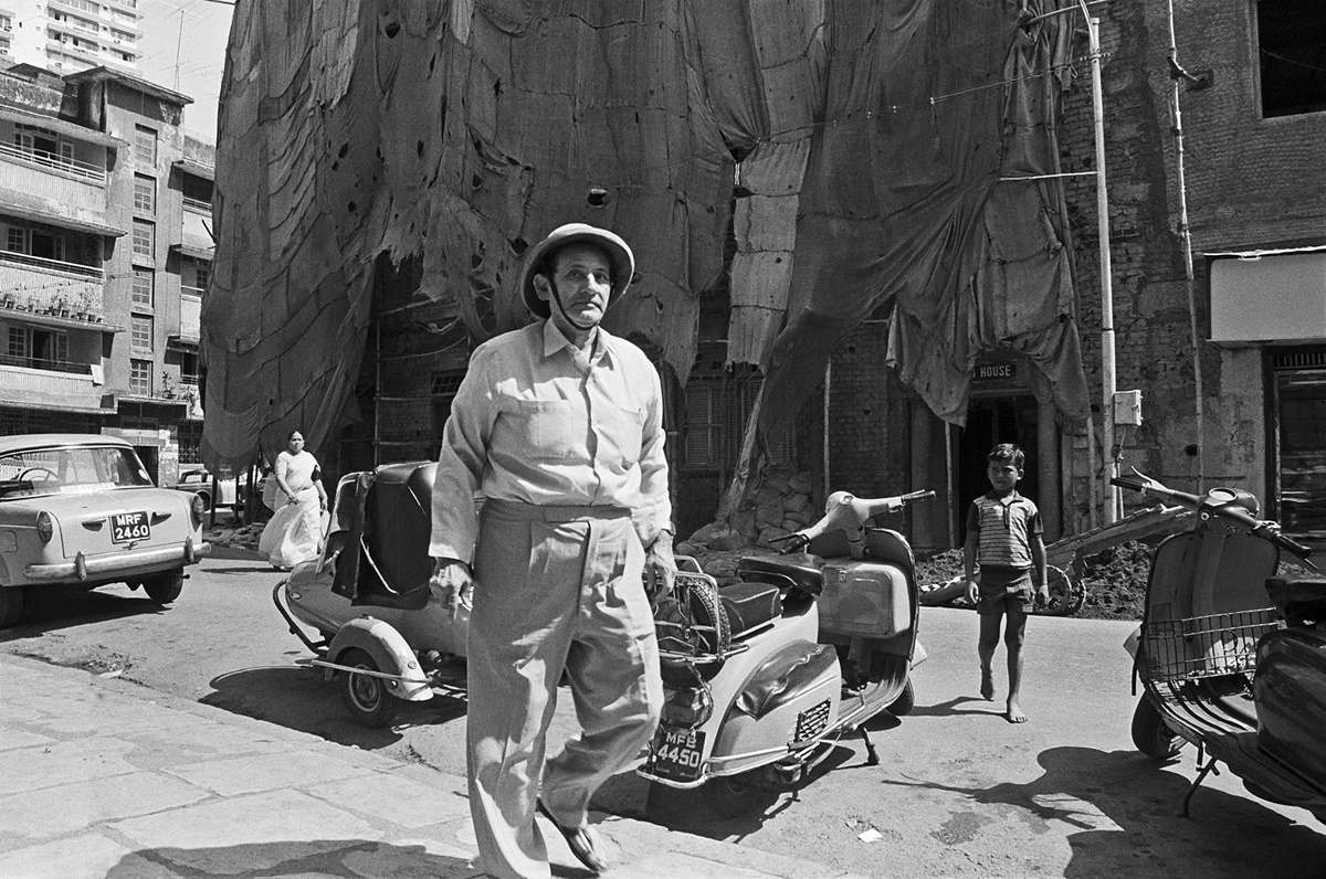 Gentleman in a sola hat, Forjett Street, Bombay 1987. Image Copyright ©Sooni Taraporevala, Image Courtesy: Sunaparanta