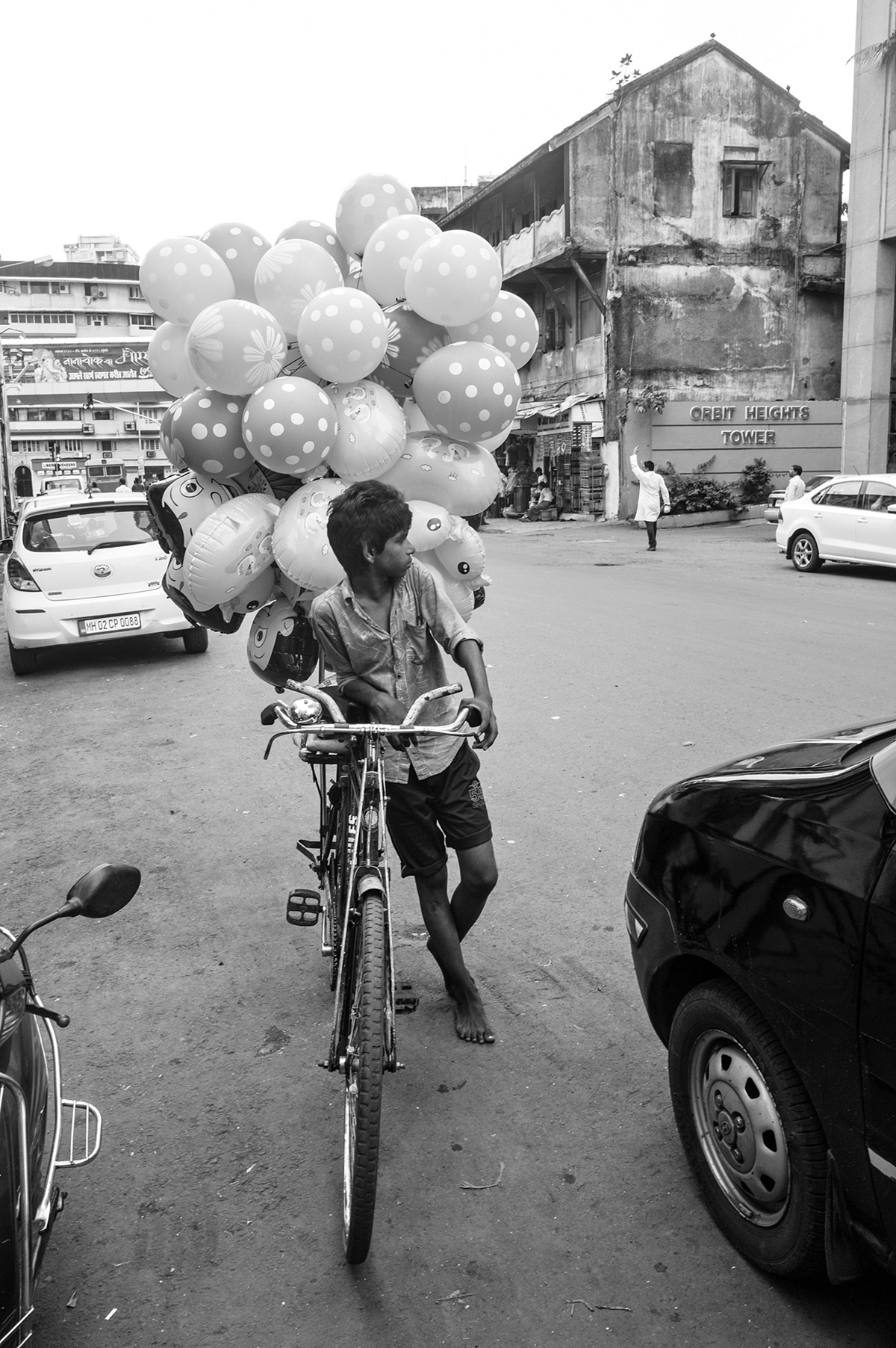 Boy selling Balloons, Bombay 2016. Image Copyright ©Sooni Taraporevala, Image Courtesy: Sunaparanta