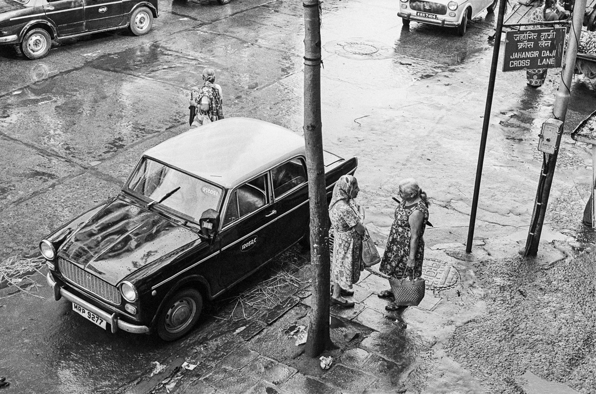 Exchanging news at Jehangir Daji Cross Lane, Bombay 1986. Image Copyright ©Sooni Taraporevala, Image Courtesy: Sunaparanta