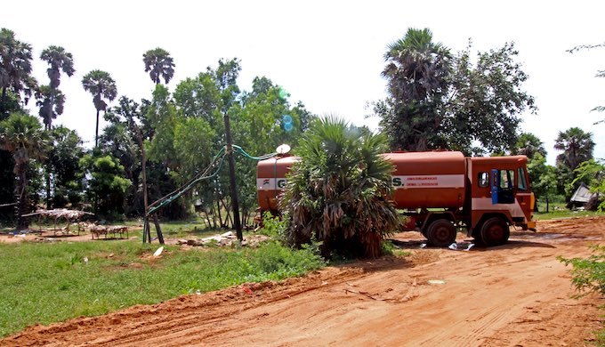 A tanker being filled with groundwater in Kalanji, a village 30km north of Chennai city centre. Credit: Author provided