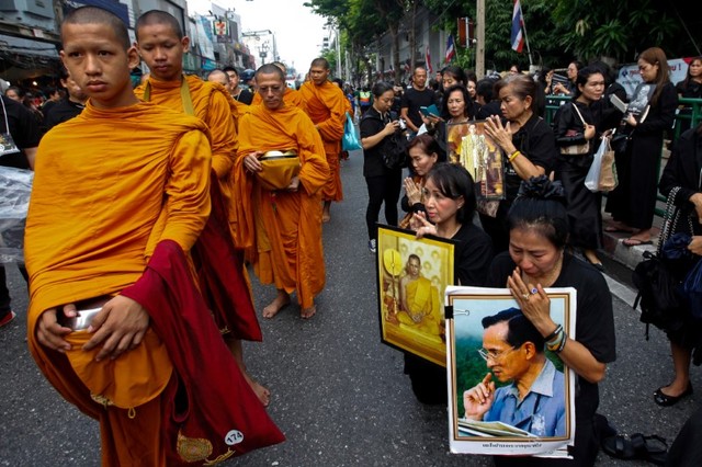 Well-wishers offer alms to Buddhist monks to mark the first anniversary of late Thai King Bhumibol Adulyadej's death at the Siriraj Hospital in Bangkok. Credit: Reuters