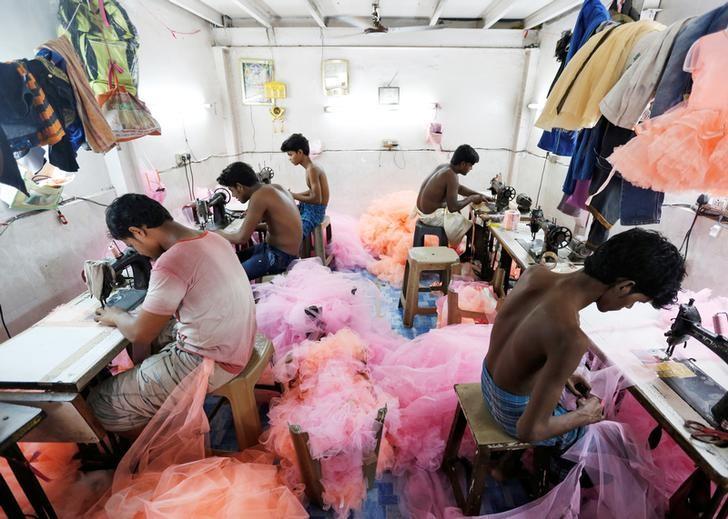 Employees work inside a garment factory in Mumbai, India, June 1, 2016. Credit: Reuters/Danish Siddiqui