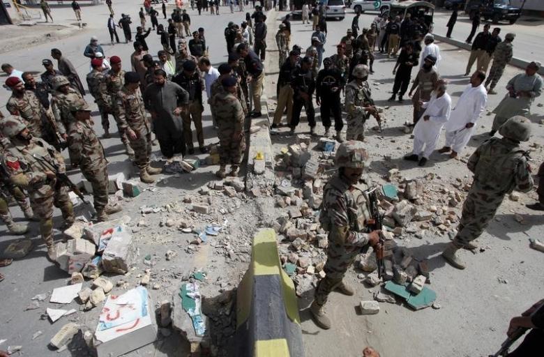 Security officials gather at the site of a bomb explosion in Quetta, Pakistan, August 11, 2016. Credit: Reuters