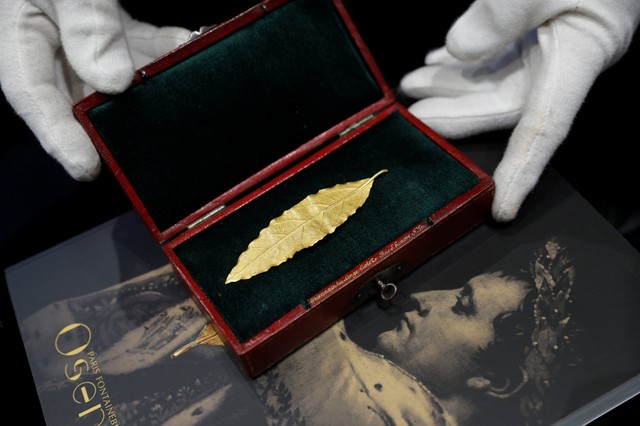 golden leaf cut from napoleon s crown to be auctioned in france