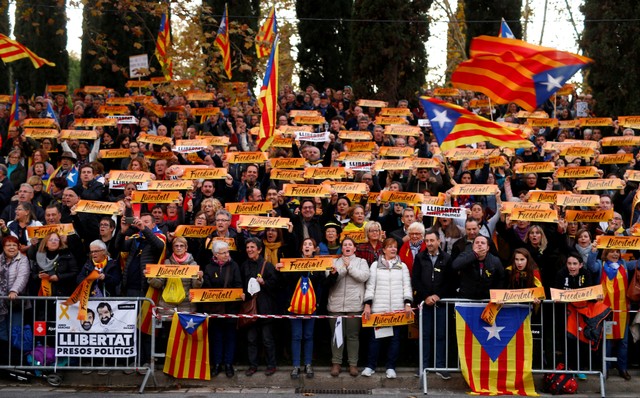 protesters flood barcelona demanding release of separatist leaders