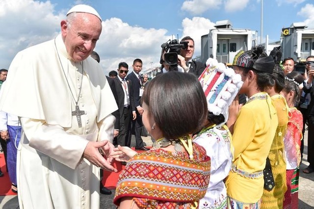 pope francis visits myanmar amid rohingya crisis  stresses unity in diversity