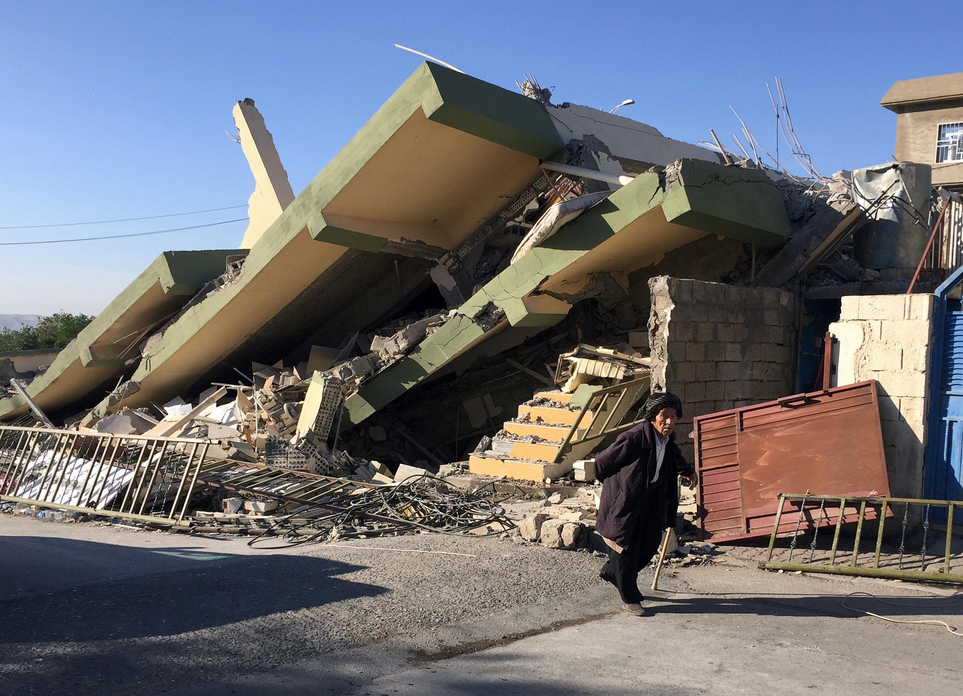 iran iraq earthquake  at least 332 people killed  2 500 injured
