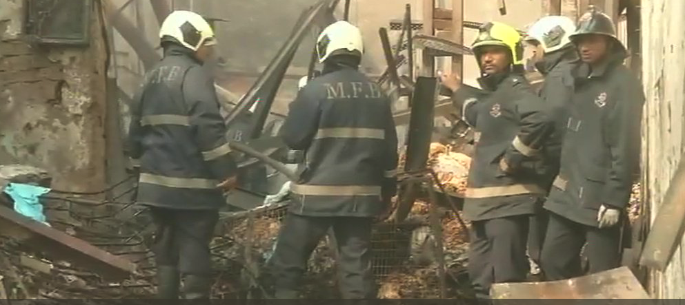 at least 12 killed in fire in mumbai s khairani road