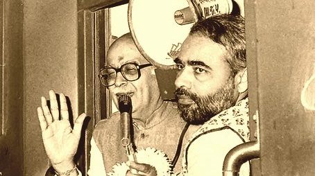 Narendra Modi with L.K. Advani during Advani's rath yatra. Credit: Twitter