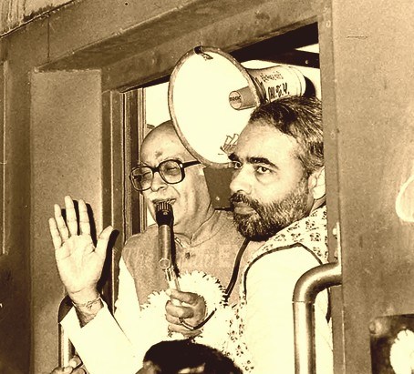 Narendra Modi with L.K. Advani during Advani's rath yatra. Credit: Twitter