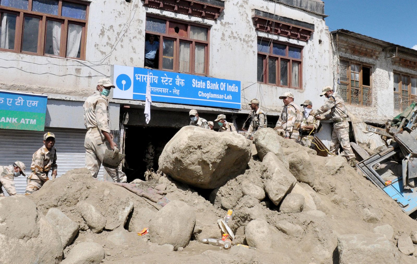 Army personnel engaged in rescue and relief operations after a flash flood ravaged Choglamsar, Leh, on August 17, 2010. Credit: publicresourceorg/Flickr, CC BY 2.0