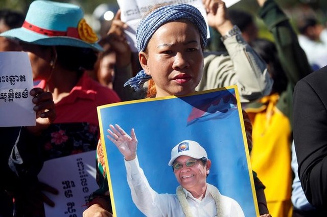 Supporters of Kem Sokha, leader of the Cambodia National Rescue Party (CNRP), stand outside the Appeal Court during a bail hearing for the jailed opposition leader in Phnom Penh, Cambodia September 26, 2017. Credit: Reuters/Samrang Pring