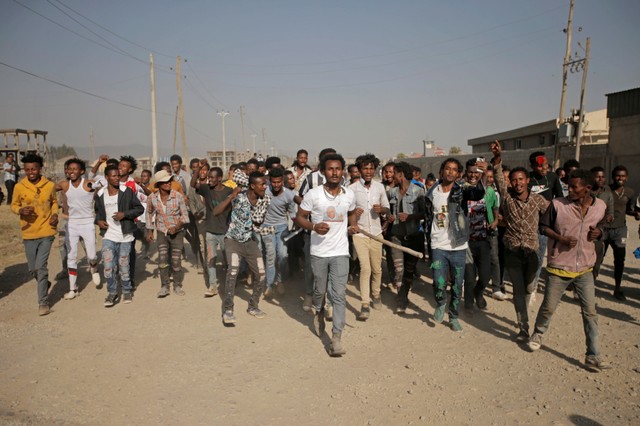 Supporters celebrate as they welcome Merera Gudina, leader of the Oromo Federalist Congress party after his release from prison in Addis Ababa, Ethiopia, January 17, 2018. Credit: Reuters/Tiksa Negeri