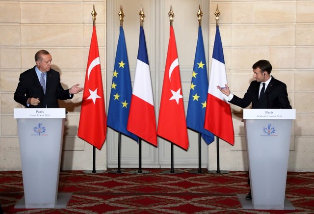 French President Emmanuel Macron (R) and Turkish President Recep Tayyip Erdogan hold a joint press conference at the Elysee Palace in Paris, France, January 5, 2018. Credit: Reuters/Ludovic Marin/Pool