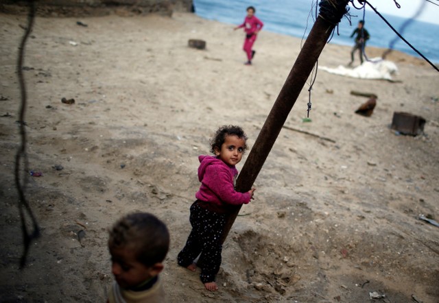 Palestinian children play on a beach at Al-Shati refugee camp in Gaza City January 15, 2018. Credit: Reuters/Mohammed Salem