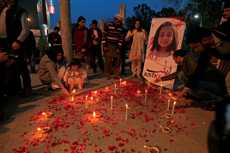 Members of civil society light candles and earthen lamps to condemn the rape and murder of 7-year-old girl Zainab Ansari in Kasur, during a candlelight vigil in Islamabad, Pakistan January 11, 2018. Credit: Reuters/Faisal Mahmood