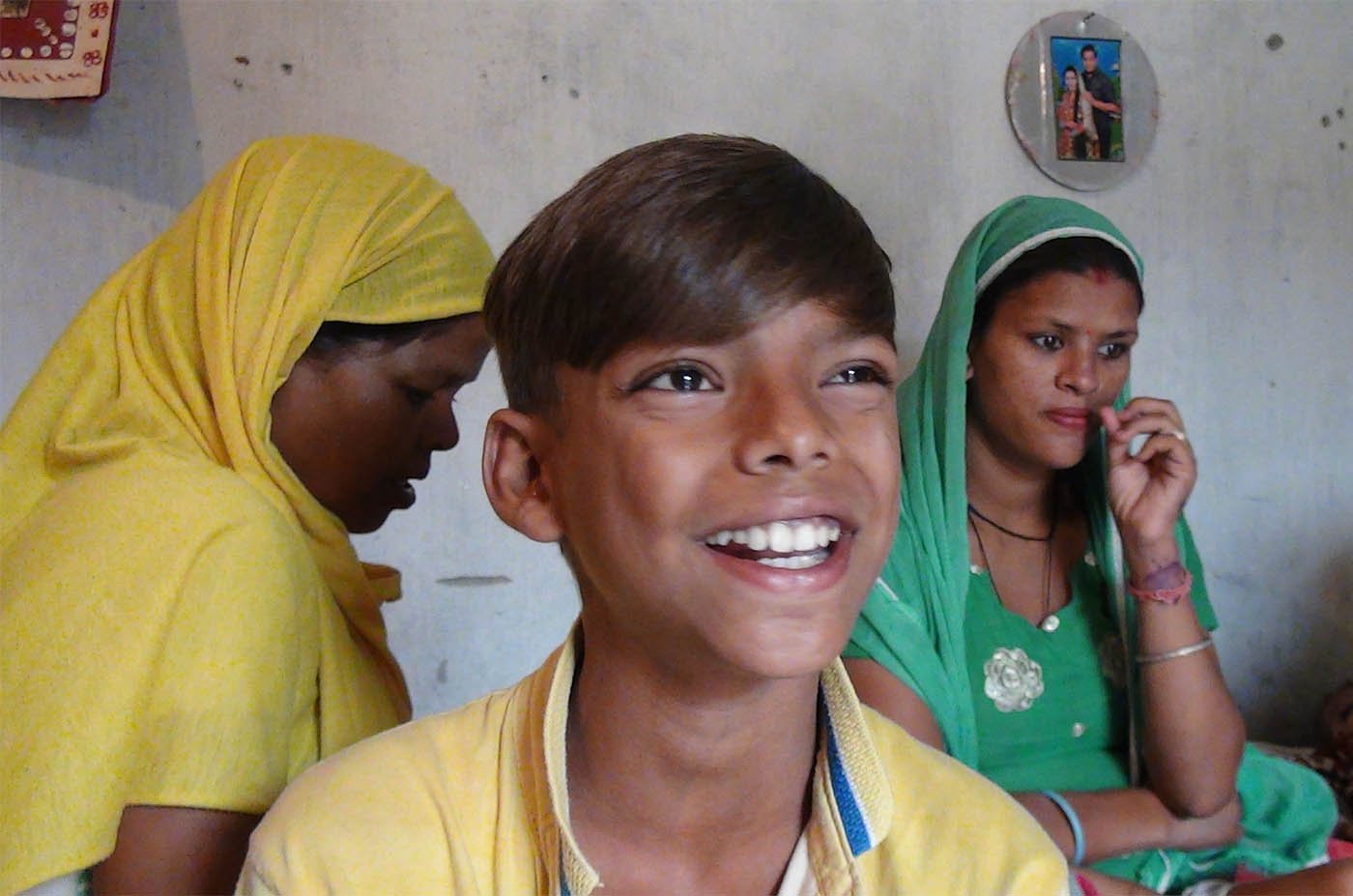 Laxmi (in yellow saree), her daughter Minu and Arjun. Credit: Bhasha Singh/People's Archive of Rural India