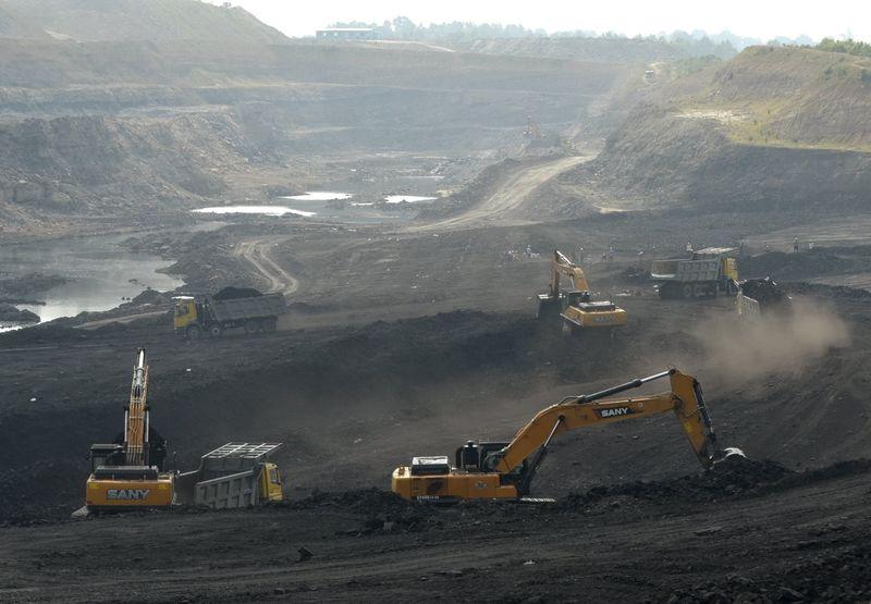 Miners work at Magadh coal mine in Chatra district in the eastern state of Jharkhand, India, September 30, 2015. Credit: Reuters/Stringer