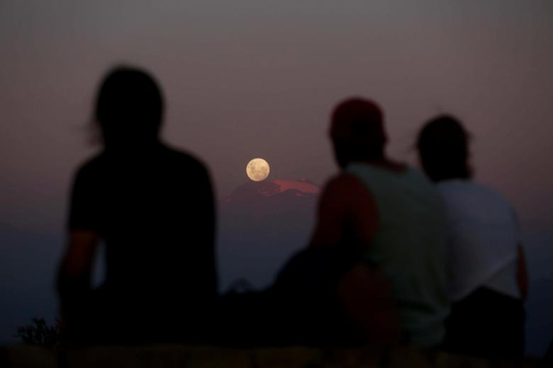 In Photos: The Super Blue Blood Moon as Seen Around the World - The Wire