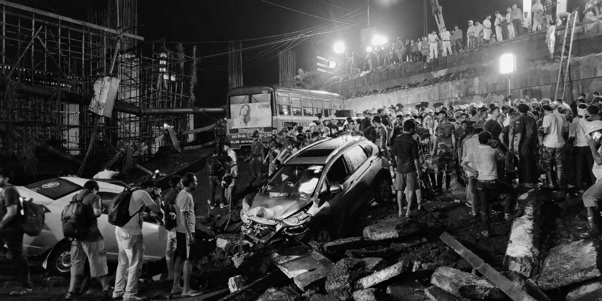 Photo Feature: An Eyewitness Account of the Kolkata Bridge Collapse ...