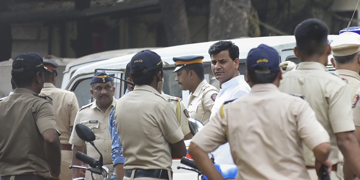 Bombay HC Refuses to Quash FIR Against Ranas in Hanuman Chalisa Row ...