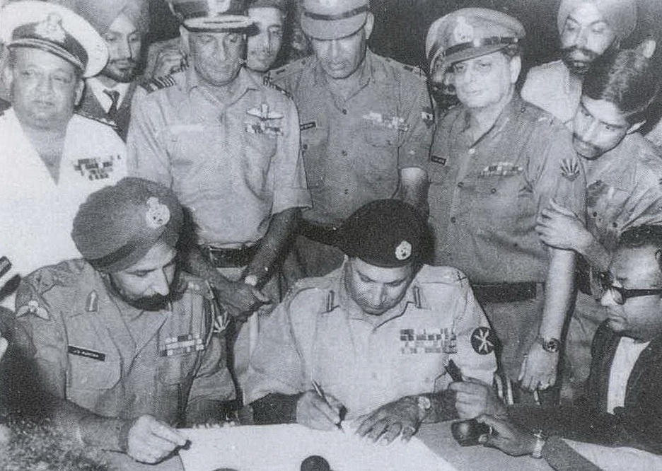 Lt Gen Niazi signing the Instrument of Surrender under the gaze of Lt Gen Aurora.