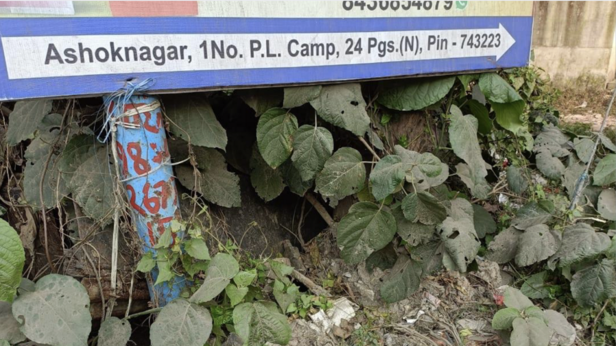 A sign board directing towards Ashoknagar PL camp.