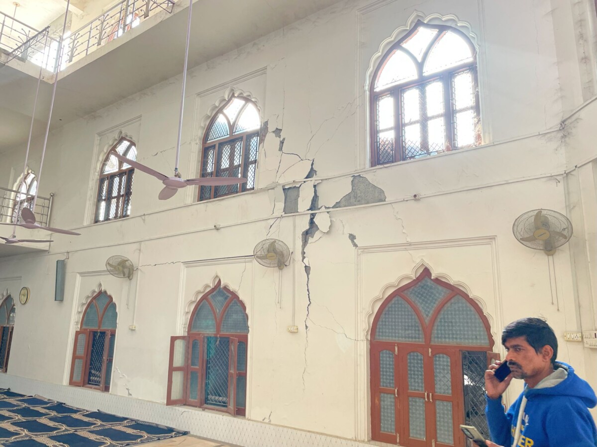 Cracks in masjid walls