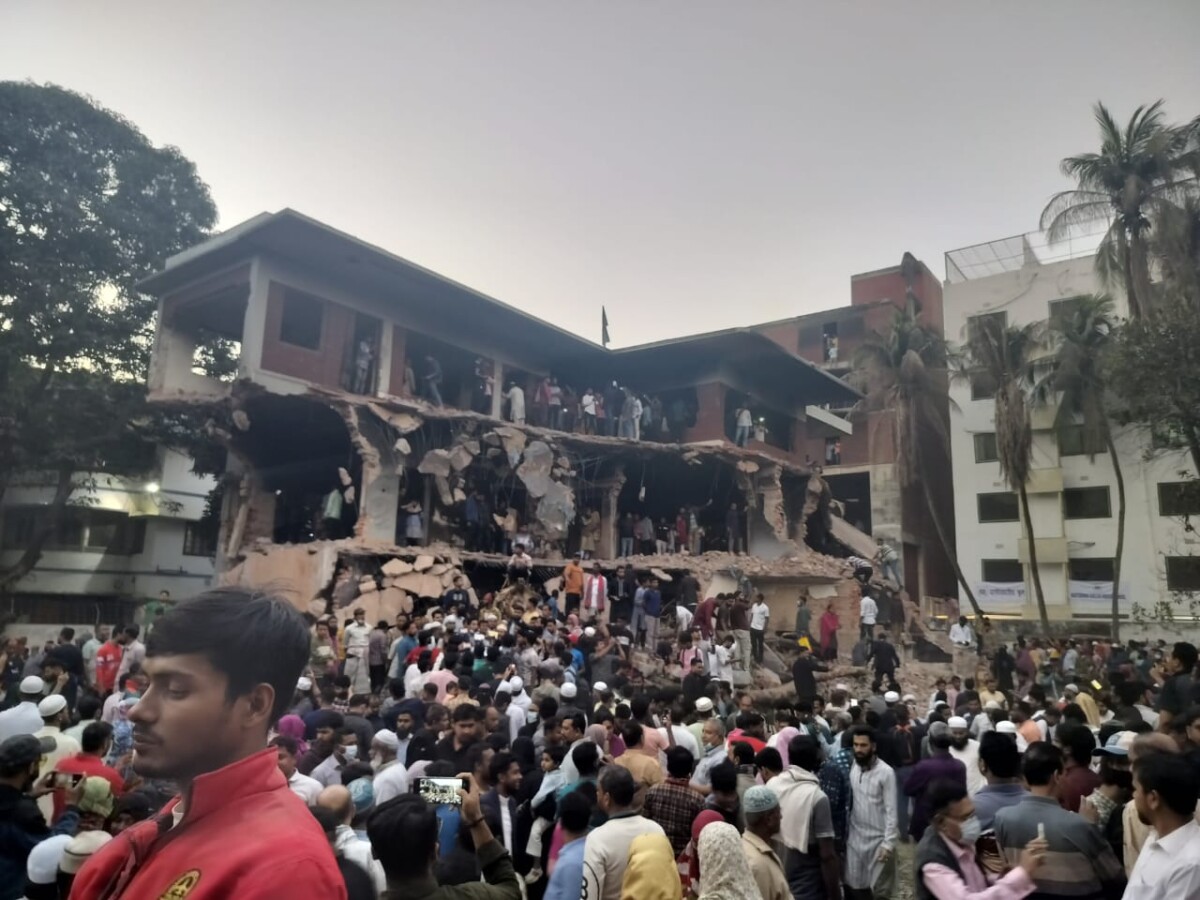 A sea of people outside Dhanmondi 32 to see the vandalised building where Bangabandhu Mujibur Rehman lived and died.