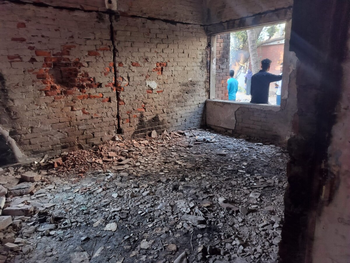 An image of Mujibur Rehman's house Dhanmondi 32 completely destroyed.