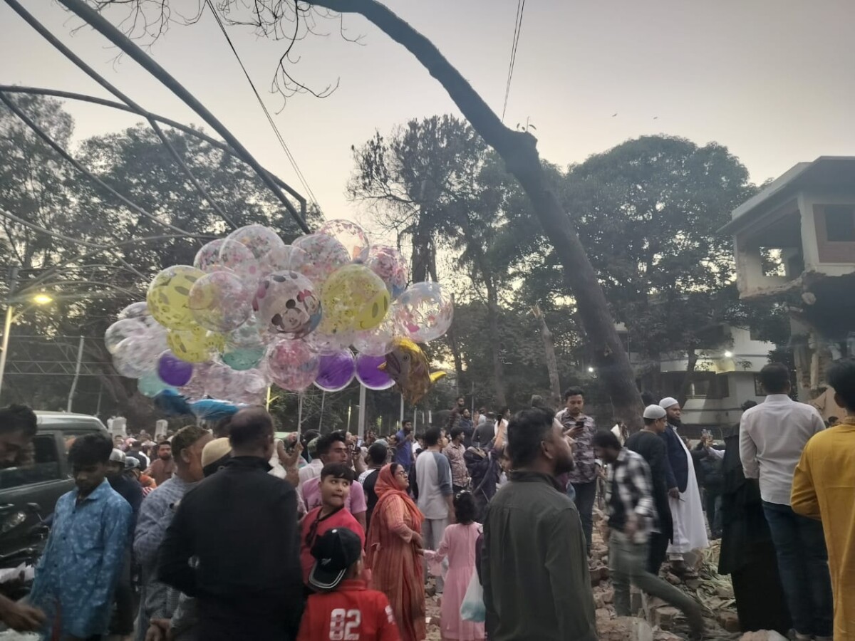 A sea of people outside Dhanmondi 32 to see the vandalised building where Bangabandhu Mujibur Rehman lived and died.