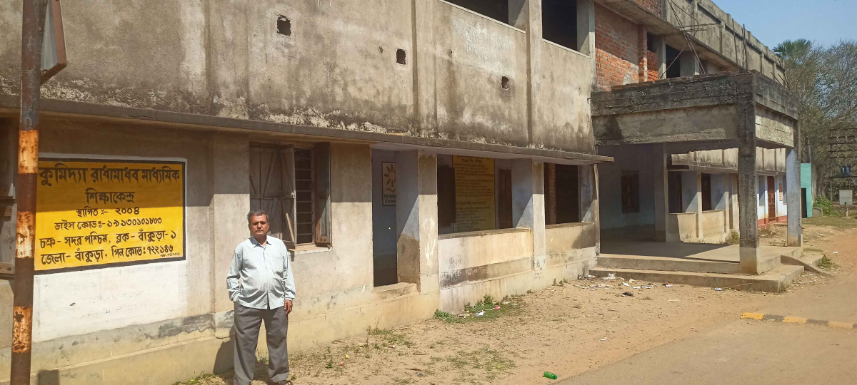 Ramsankar Patra is the only teacher at Radhamadhab  Madhyamik Shiksha Kendra, Kumidda village , Bankura.