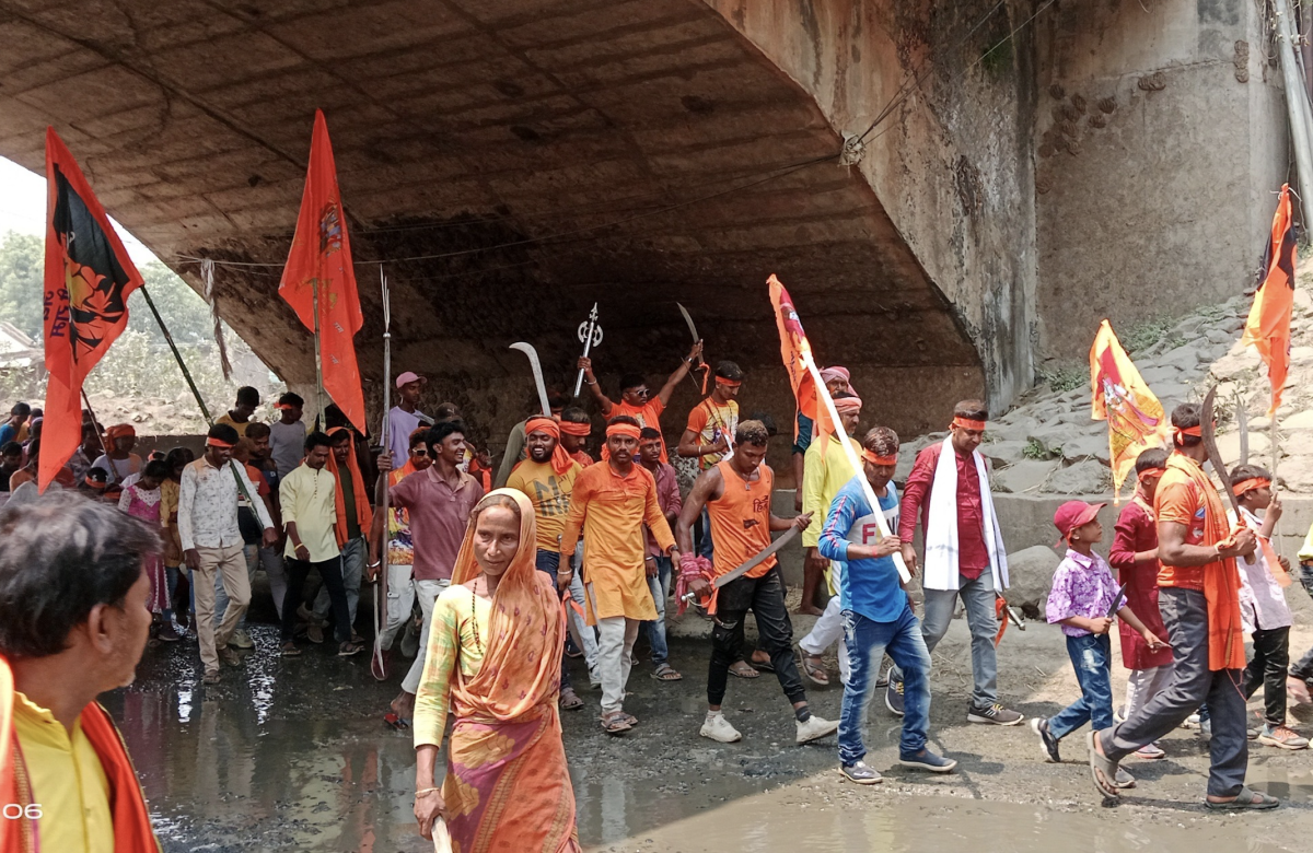 participants, including minors, openly carried swords, tridents, axes, and knives in open defiance of the Calcutta high court order.